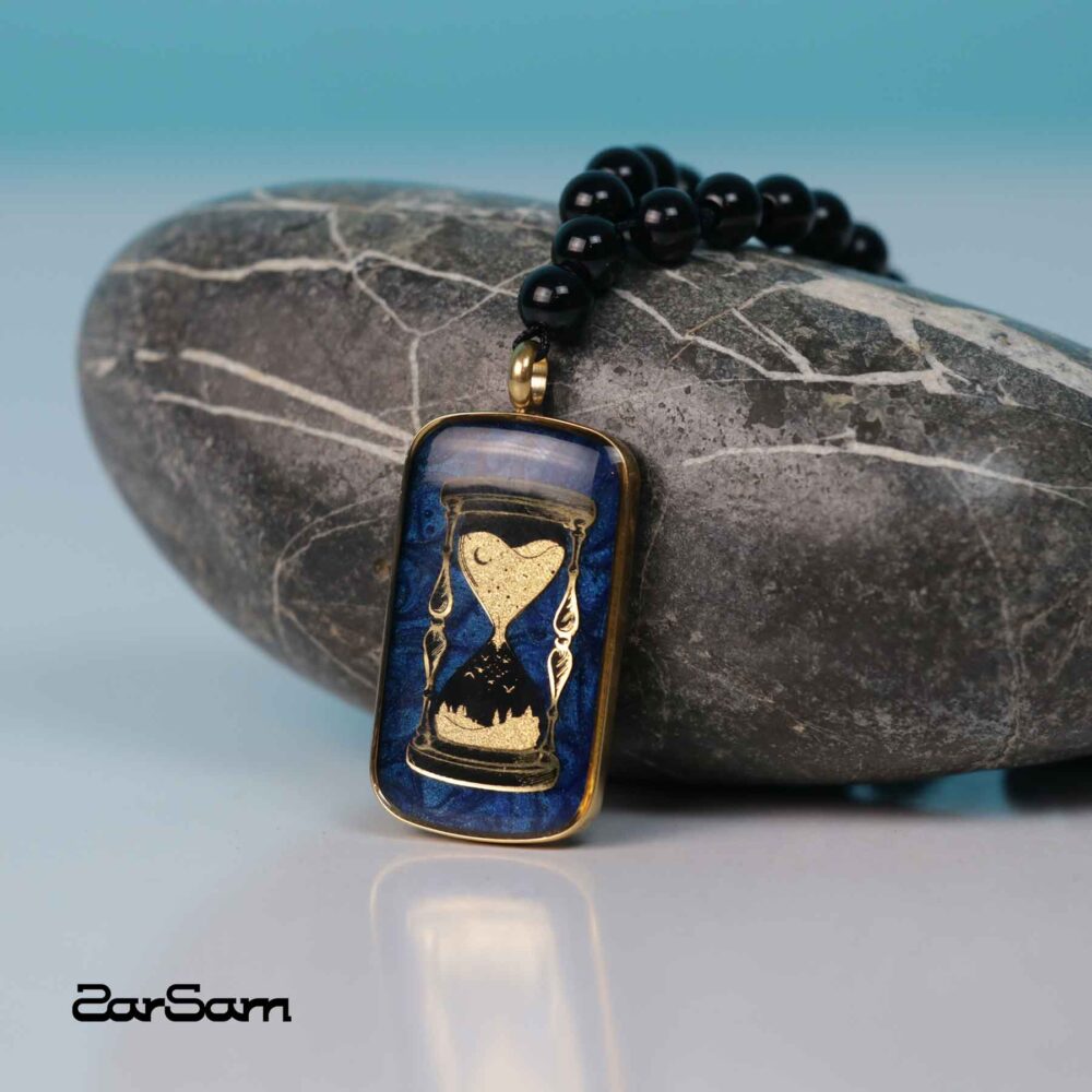 گردنبند زنانه ساعت شنی با ورق طلا و سنگ سری ایستا - 2