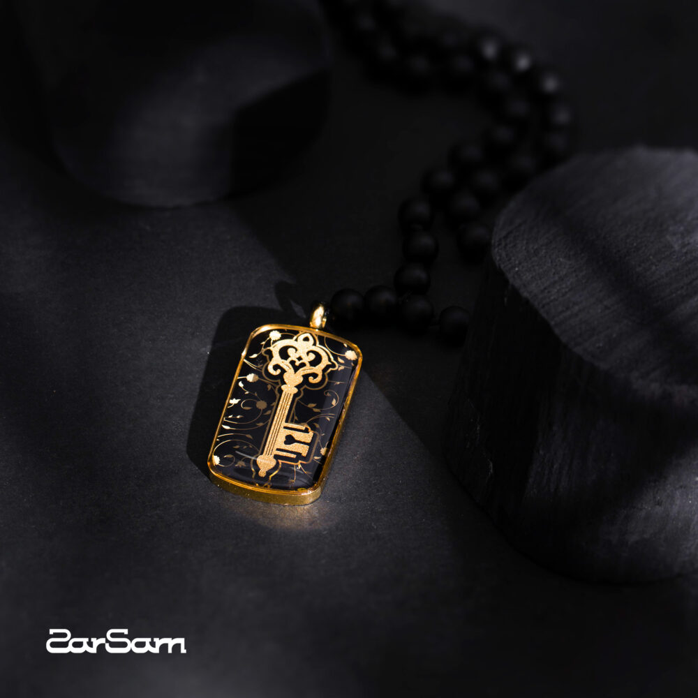 گردنبند مردانه کلید با ورق طلا و سنگ سری ایستا - 3