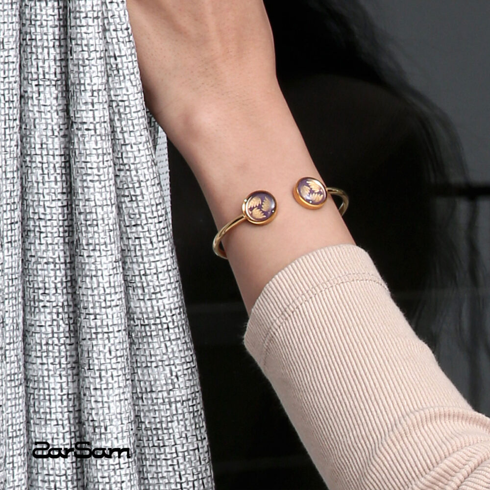 دستبند بنگل زنانه نیلگون با ورق طلا سری مهرسا - 2