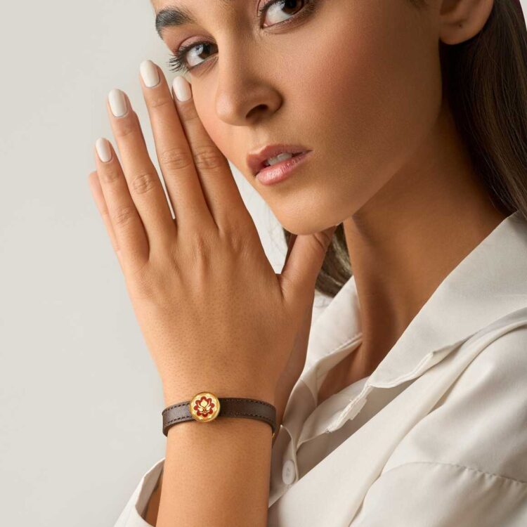 دستبند زنانه نارین با ورق طلا و چرم سری سپهر