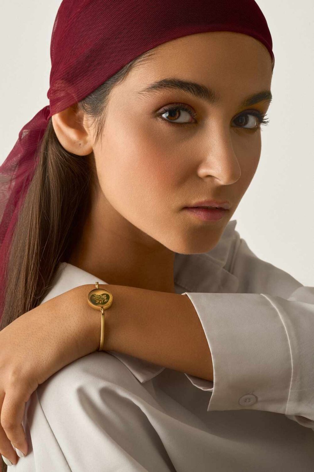 دستبند زنانه صنم با ورق طلا و زنجیر سری هما