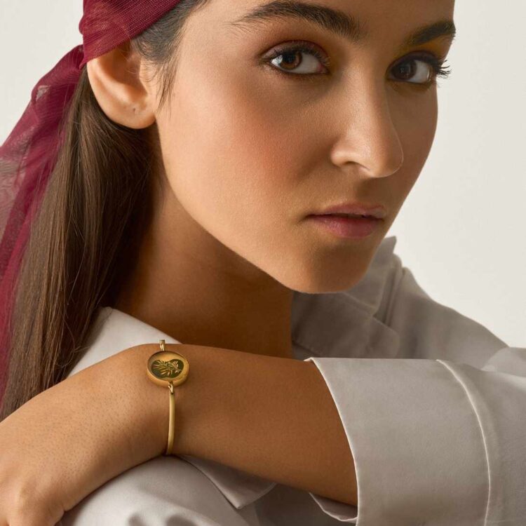 دستبند زنانه صنم با ورق طلا و زنجیر سری هما