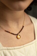 گردنبند بچه گانه زنبور با ورق طلا و زنجیر سری آوا - 2