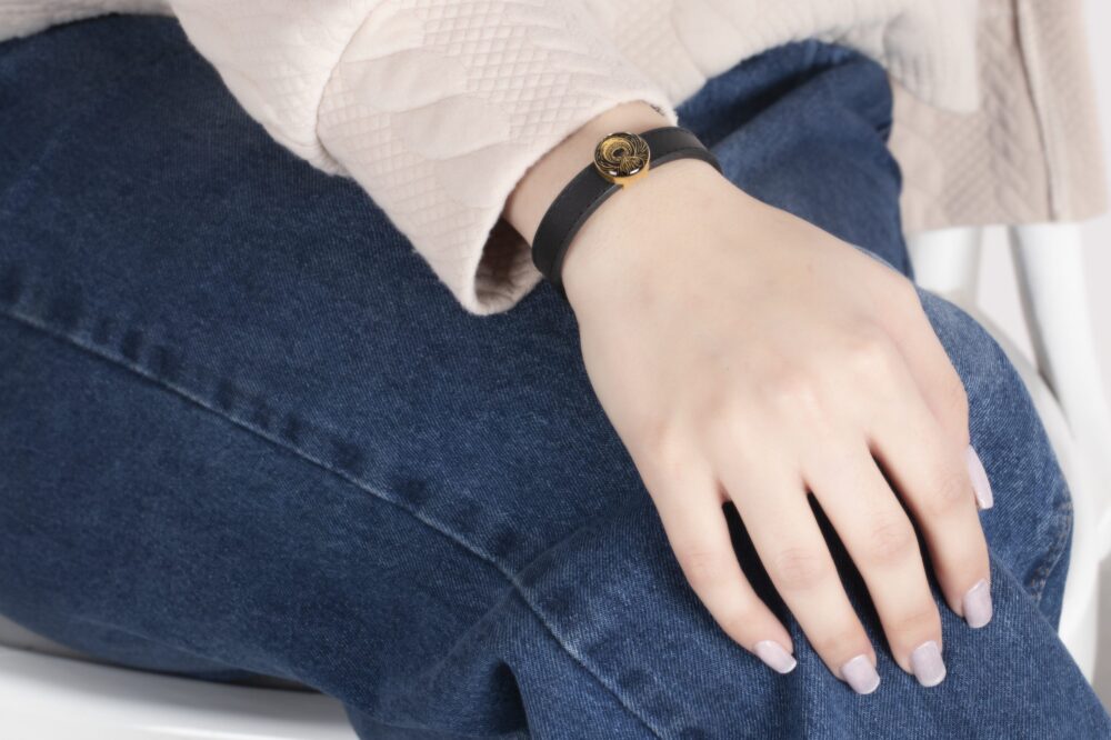 دستبند زنانه بهمن با ورق طلا و چرم سری سپهر - 2