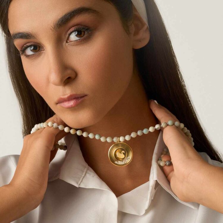 گردنبند زنانه ورق طلا و سنگ قو سری نورا